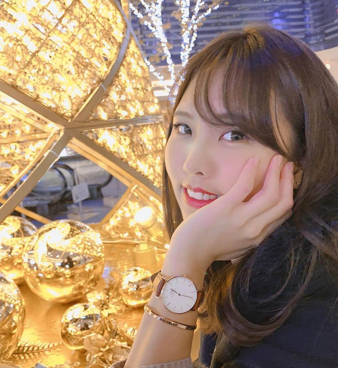 Yukaのインスタグラム：「イルミネーションの季節がやってきたーーーー ✨✨✨✨✨✨✨✨ どこに行ってもキラキラで やっぱりこの季節が一番好き🥺 * # DW黑五限時活動# (11/25-12/2)  #Black Friday優惠來襲# 一年一度的黑色星期五又來了，給大家帶來DW限時優惠資訊！ 活動1: 買任意正價錶款送免費配飾，錶帶/手環/戒指任選，使用折扣碼再享85折優惠，最高可享53折！ 活動2: 指定暢銷款式5折，可再疊加85折折扣碼使用！（不參與送配飾活動） 所有商品均可獲得免費禮品包裝哦！  折扣碼：loveyuka  官網：www.danielwellington.com/tw  #danielwellington  #BlackFriday  #DWTW  #黑五 #產品價格已含稅  #全球寄送免運費 #兩年保養」