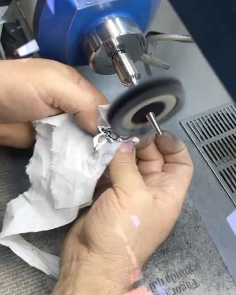 のインスタグラム：「Joyas creadas al mínimo detalle y con mucho cariño y trabajo ✍🏻🔨 #JoaquinBerao #handmade #handmadejewelry #art #madeinspain #work #workinprogress #joyas #jewelry #jewelrydesign #jewelryaddict #JoaquinBeraoMadrid #JoaquinBeraoJapon #JoaquinBeraoMilan #JoaquinBeraoValencia」