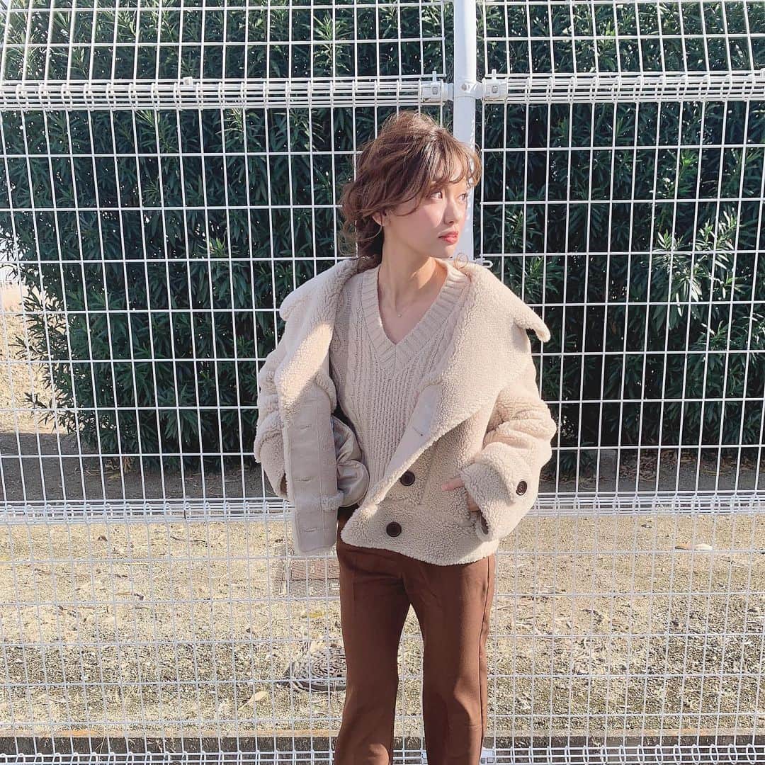 のインスタグラム：「. . 質問もらってて ストーリーに載せてたコーデ こっちにも✌🏻⭐️ . . . . . ニット👉🏻 @17kg_official  コート👉🏻 @acym_official  パンツ👉🏻 @mystic_pr . . . . . どれもベーシックで使いやすいアイテム揃い😙♥️ . . . . ショート丈ニットと ボアコートの組み合わせが めっかわでした😍💕💕💕 . . . . . #関西  #関西サロモ  #サロンモデル #サロモ #いっちゃん  #フリーモデル #関西モデル  #あざといっちゃん #かわいっちゃん #いっちゃんコーデ #ブライダルモデル #アレンジモデル #ヘアカラー  #ヘアアレンジ #ootd . . .」