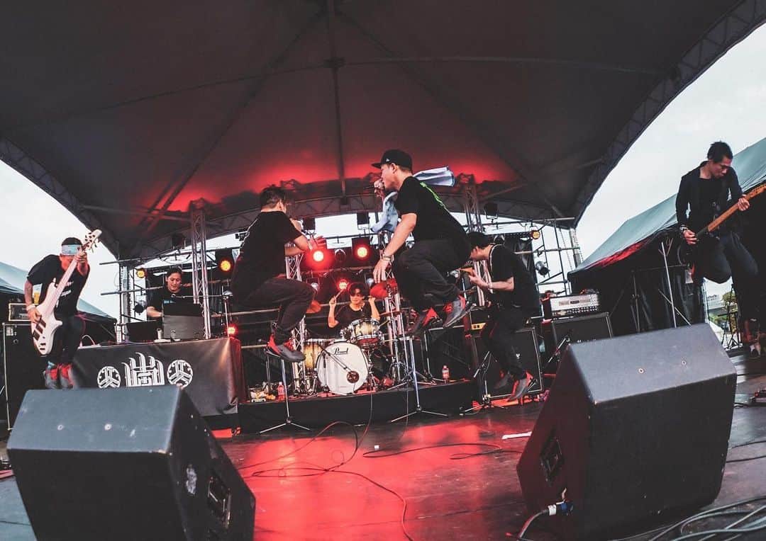 KAI_SHiNEのインスタグラム：「1124 波の上フェスティバル2019🌊﻿ カルチャーが詰まった空間が心地良かったー。﻿ また更にブッ込みに来たいです‼︎🔥🔥🔥﻿ ﻿ Big up to @namifesssss ﻿ @stinky_ank ﻿ @akazuchi.rec ﻿ @rittokinawa ﻿ 🙏🙏🙏﻿ Thanxxx‼︎🎤﻿ ﻿ pix by @qbtz098 ﻿ ﻿ #yamaarashi #live #okinawa #namifes﻿ #culture #mixture #rock #band #bandlife﻿ #tourlife #journey #山嵐 #感謝 #jp」