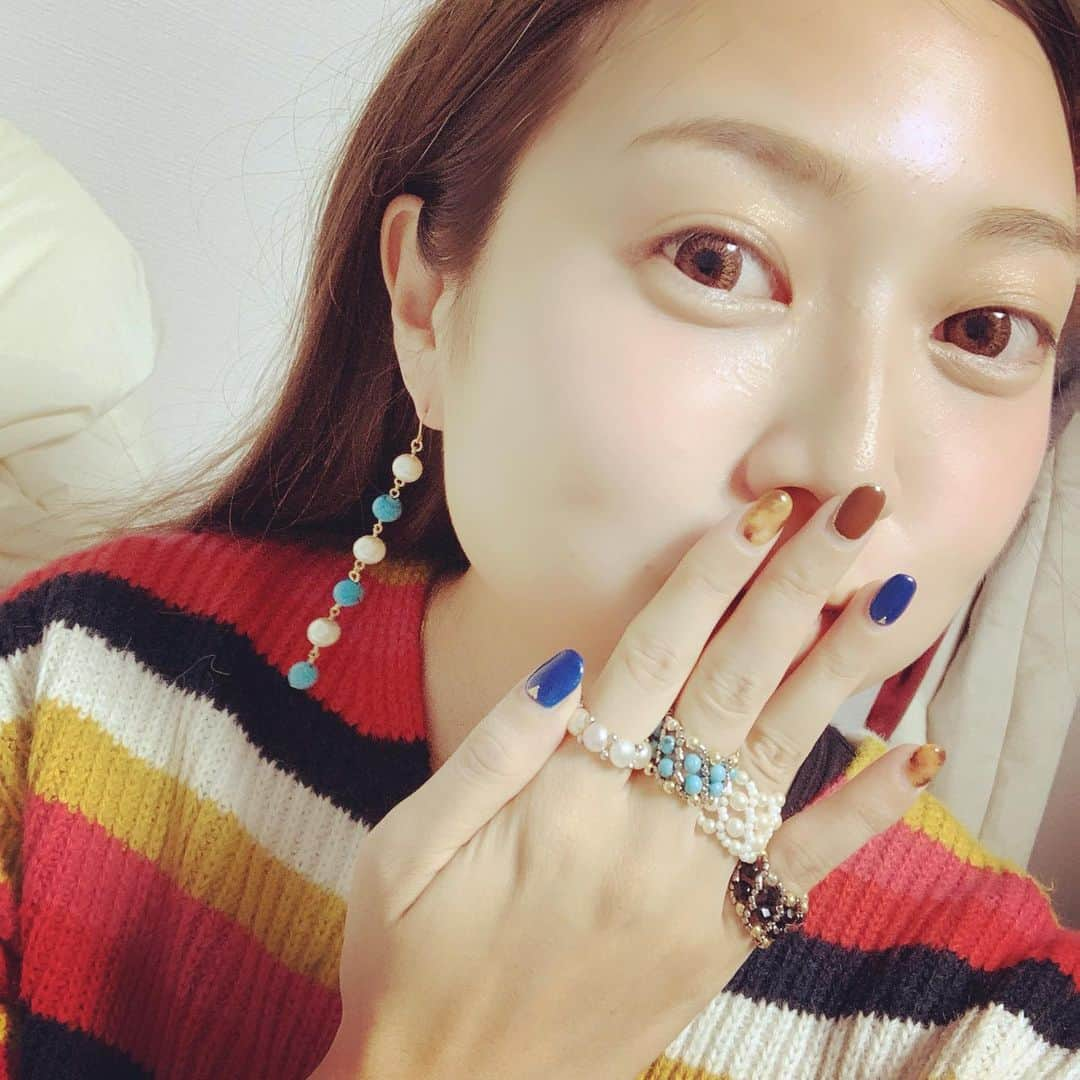 百々さおりのインスタグラム：「ピアスとリングをママが作ってくれたー！めっちゃ可愛い😍  #me #pierce #accessory #ring #アクセ　#ピアス #手作り　#ありがとう」