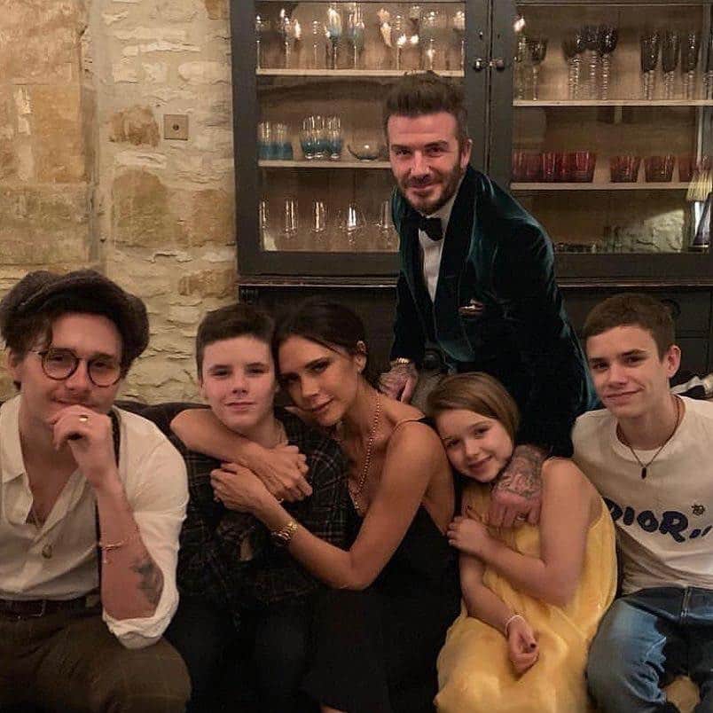 のインスタグラム：「Happy Thanksgiving to all those celebrating today 🇺🇸 Kisses from us all xxx」
