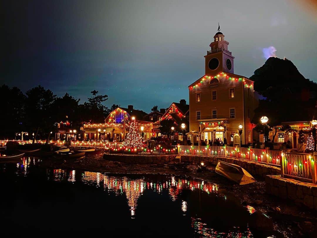 興梠友理さんのインスタグラム写真 - (興梠友理Instagram)「🎄Disney Christmas 2019🎄 ・ 久しぶりにクリスマスシーズンのディズニーに行ってきた✨ ・ ディズニーシーはもともと夜景が素敵だけど、クリスマスデコレーションでさらに素敵💕 ・ アメリカンウォーターフロントのウェスタンクリスマスの光景も(写真1-4)、ロストリバーデルタ周辺のメキシカンな雰囲気にうまく溶け合ったクリスマス装飾(5-10)も良かった☺️ ・ #東京ディズニーシー #ディズニーシー #ディズニーリゾート #東京ディズニーリゾート #ディズニーデート #ディズニークリスマス#ディズニークリスマス2019 #tokyodisneysea #disnesea #tokyodisneyresort #disneychristmas」11月28日 20時39分 - yuri_rogi