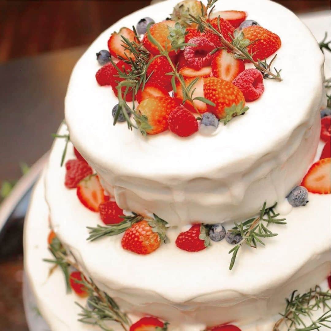 Dears Weddingさんのインスタグラム写真 - (Dears WeddingInstagram)「[#ウエディングケーキ] ﻿ ﻿  #repost ➪  @hillssweets_wedding ﻿ - - - - - - - - - - - - - - - - - - - - - - - - - -﻿ ﻿ シンプルだけど、おしゃれ感が﻿ 伝わる#cake 🎂！﻿ ﻿ #クリーム の柔らかさを変えて﻿ わざと、とろけるような質感に…♪﻿ ﻿ #ネイキッドケーキ も人気ですが﻿ 少し工夫を加えた#オリジナルケーキ も﻿ とっても可愛いですよ♡﻿ ﻿ - - - - - - - - - - - - - - - - - - - - - - - - - -﻿ ﻿ Dears weddingの会場でスマイルをされた﻿ 卒花さま&絶賛準備中のプレ花の皆様からの﻿ 投稿も募集中です！\❤︎/﻿ ﻿ #いいね婚 #dearswedding #式場名﻿ ﻿ で投稿して頂いたお客様の素敵なお写真は﻿ ストーリーにてご紹介させていただきます🍀﻿ ﻿ ▹▸全国詳細HP﻿ https://www.dearsbrain.jp/facility/﻿ ﻿」11月28日 20時40分 - dearswedding