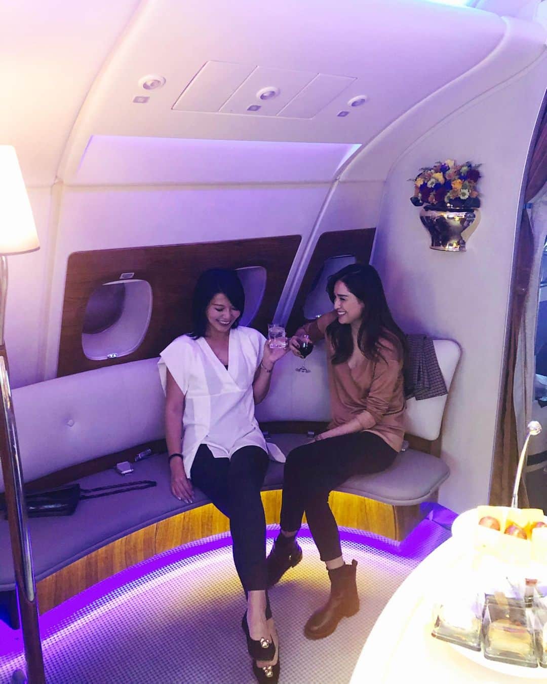 ケリーさんのインスタグラム写真 - (ケリーInstagram)「エミレーツ航空フライト中にいつでも 楽しめる素敵なバー🍷🍾💕 ・ Enjoy my flight and having a drink  at this gorgeous bar🍷♥️😍 ・ @emirates ・ #emirates#dubai#flyingemirates #エミレーツ航空#ドバイ#旅#旅行#travel#」11月28日 20時41分 - kellymisawa