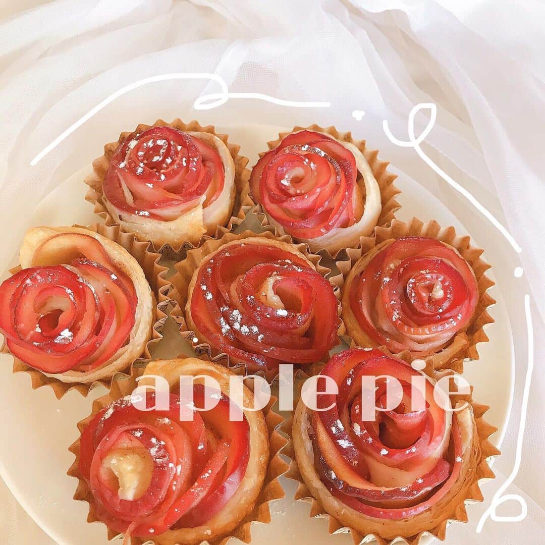 湯本亜美さんのインスタグラム写真 - (湯本亜美Instagram)「ㅤㅤㅤ ㅤㅤㅤ ㅤㅤㅤ アップルパイを焼きました👨🏻‍🍳🍎 今の季節はリンゴが美味しいよね〜 ㅤㅤㅤ ㅤㅤㅤ #applepie#cooking#sweet #薔薇アップルパイ#アップルパイ」11月28日 20時42分 - amiyumoto_official
