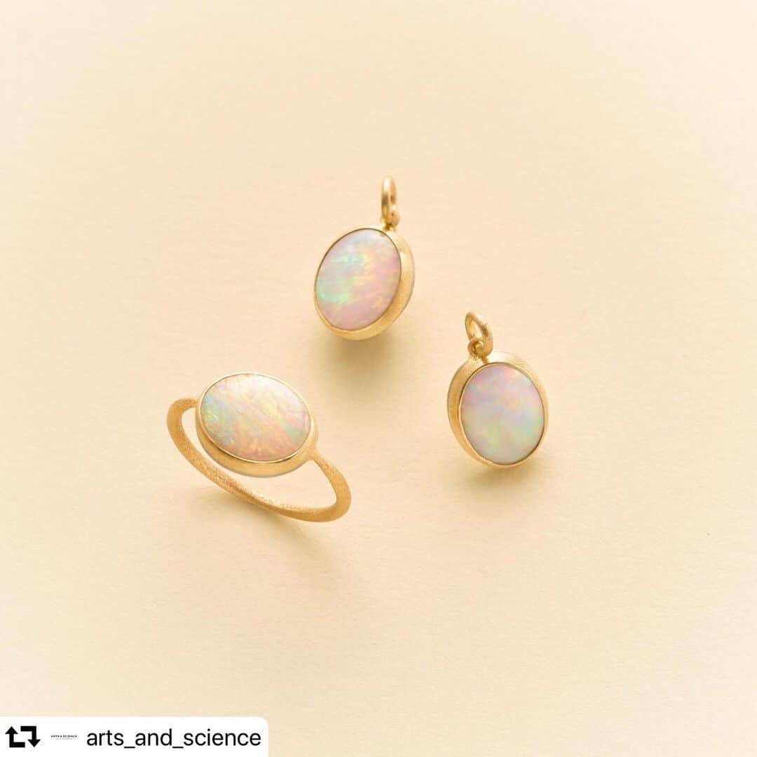 muskaさんのインスタグラム写真 - (muskaInstagram)「Stunning opal jewelry for ARTS&SCIENCE Holiday Collection🌲 ﻿ アーツアンドサイエンスのホリデーコレクションに<doğa>のオパールピアス・リングをお作りしました。オーロラのようなゆらめきの遊色効果が大変美しいオパールです。﻿ 丸の内店と京都店での展開となります。﻿ 新作もあわせて、是非ご覧ください。﻿ ﻿ They are sold in Arts & Science Marunouchi and Kyoto. They are made with opals, which are known for a uniquely beautiful play-of-color effect. Milky-white color mixes softly with clear colors reminiscent of the northern lights. The result is a surface of gently reflected light. Please take a look at them and our latest items. ﻿ ﻿ #repost @arts_and_science﻿ ・・・﻿ ・﻿ ・﻿ BRAND: muska﻿ ITEM: doğa Ring / doğa Earrings﻿ PRICE:﻿ Ring: 169,000 yen +tax﻿ Earrings: 320,000 yen +tax﻿ MATERIAL: Opal, K18 YG﻿ SIZE: 12 (Ring)﻿ SHOP: A&S MARUNOUCHI, A&S KYOTO﻿ ・﻿ @arts_and_science﻿ ・﻿ @muska_jewelry﻿ ・﻿ *Please note that some pieces may not be available due to its limited production.﻿ ・」11月28日 20時44分 - muska_jewelry