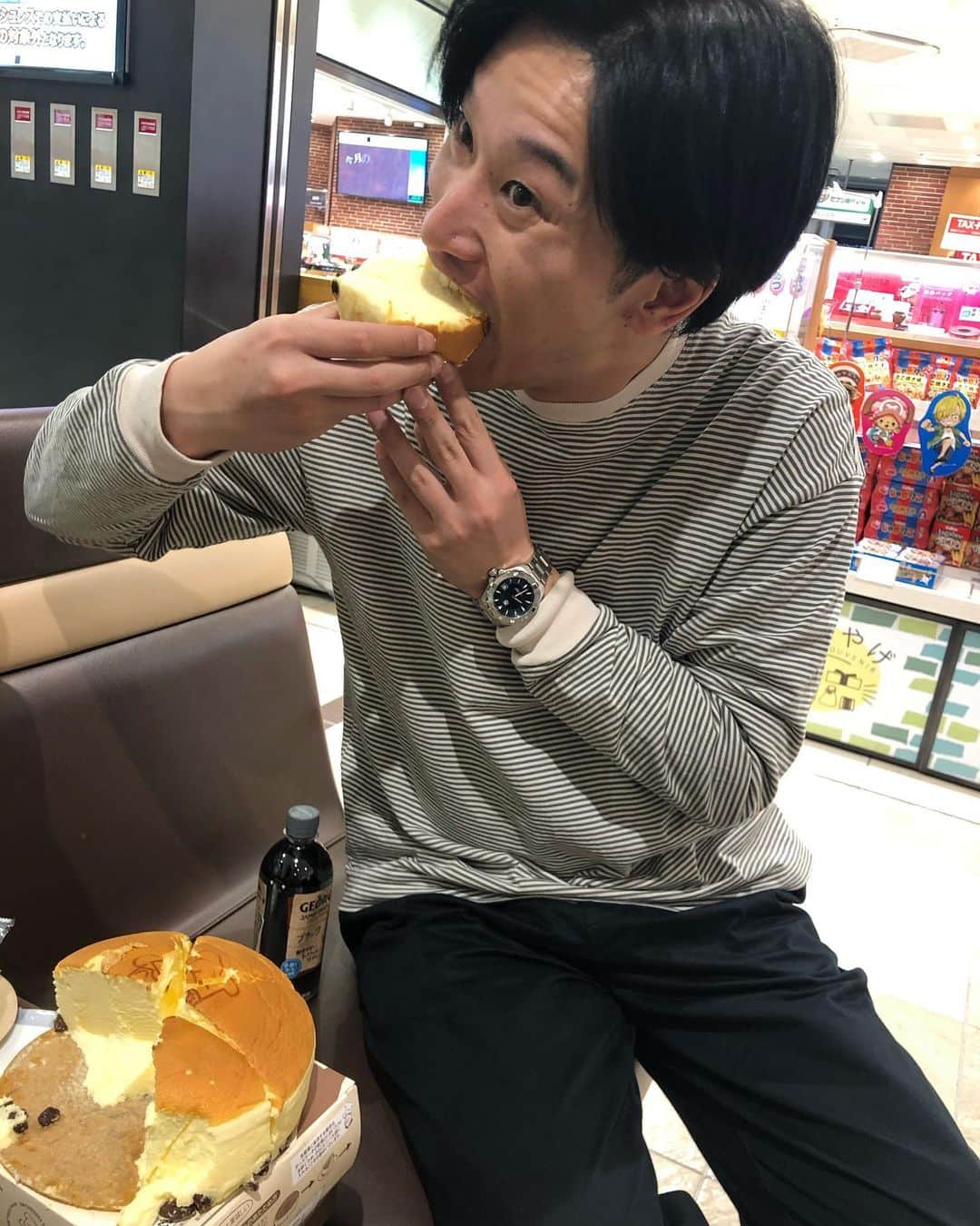 山崎ケイさんのインスタグラム写真 - (山崎ケイInstagram)「ぞえちんがりくろーおじさんのチーズケーキごちそうしてくれた🍰  初めて焼きたて食べた😍たまごだった😍美味しかった😍  #新大阪 #りくろーおじさん #チーズケーキ #あと1分で焼きたてできる言われたら買わずにおられんでしょって言ってはった #ぞえちんは借金中」11月28日 20時45分 - kei_yamazaki_aisekistart