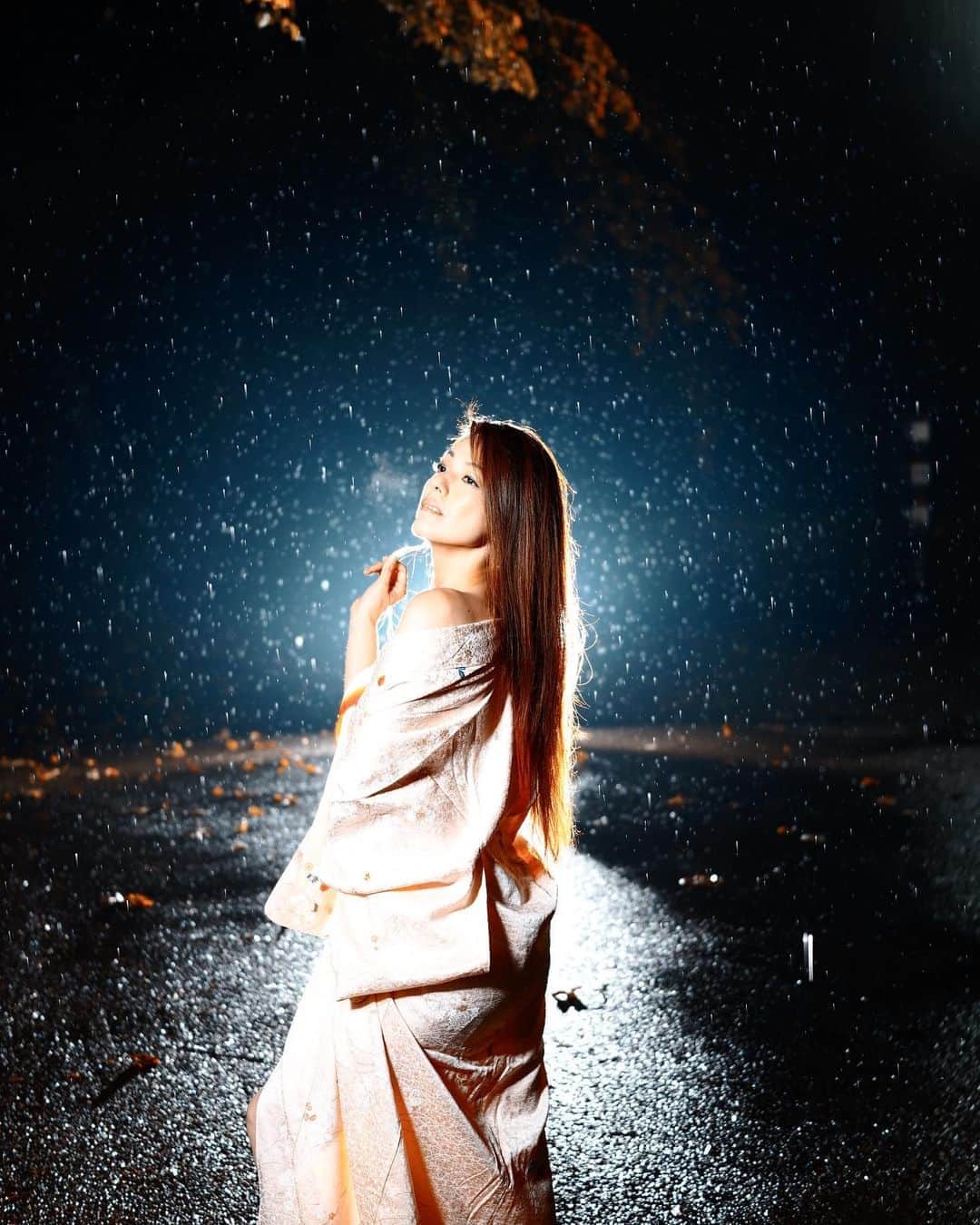 イルコ光の魔術師のインスタグラム：「わぁ、久しぶりやな❗️Sigma fpで雨の中で撮ってるよ❗️Nissin MG80 ストロボ2灯使ってまーす❗️レンズはFPのキットレンズ、45mmです❗️さっきYouTubeにメイキング動画も上げたので、ぜひチャンネルチェックしてね❗️. . Model: @sakura.0510 . . 新しい @ilkomobile アカウントにiPhoneで撮ってるポートレートもアップしますよ！いい光があればカメラ&レンズはなんでもいいと思います . . #ストロビスト #ポートレート #sigma #45mm #もみじ #instagramjapan #fp #東京カメラ部 #ig_today #sigmafp #tokyocameraclub #instalike #instagramhub #team_jp_ #vscogoodshot #marvelshots #fotodome #portrait_perfection #iphonephotography #イルコ #光の魔術師 #紅葉 #instagramhub #カメラ女子 #iphoneography  #lovers_nippon #ファインダー越しの私の世界 #写真好きな人と繋がりたい #portrait」