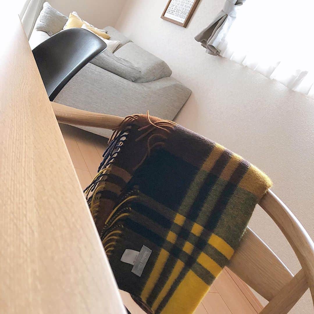 Mameのインスタグラム：「さっと巻くだけで顔まわりが明るく華やかになる　#joshuaellis のストール✨ チェック柄でこの配色パターンがイエベの私に本当に合うみたい✨ 秋冬は服が地味色になりがちなのでチェック柄ストールが良いアクセントになってくれます❤️ カシミア素材のふんわり柔らかいストールは肌にも優しくてついつい触っていたくなる心地良さです😊💕」