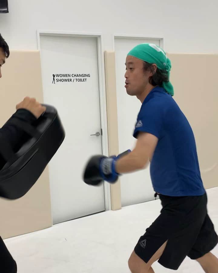 のインスタグラム：「かよちゃんトレーニング。２回キックしたら。笑#bravegym#芦田崇宏#やついいちろう」