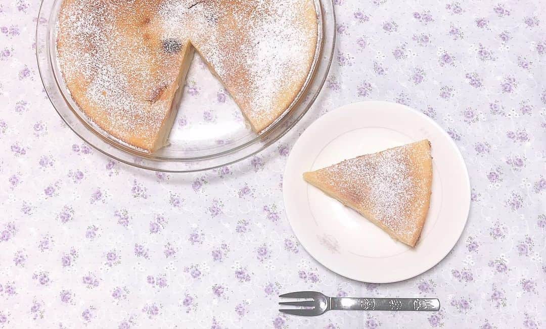 のインスタグラム：「🕊 今日の #おうちカフェ ！ りんごヨーグルトケーキを作ったよ🎂 . りんごを皮ごと薄く切って敷き詰めて作るから、ちょっと痛んだりんごとかにぴったりらしい☺︎☺︎ . いかがですか〜〜？👩🏻‍🍳💭 . . . #なづなカフェ #りんご #りんごケーキ #スパガ #樋口なづな」