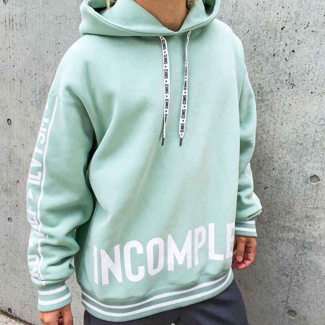 れいたのインスタグラム：「BIG HOODIE 19 / MINT GREEN  写真で着てるのはLサイズです。 元々はブラックとマスタードの2色のつもりだったんだけど、すごい良い色の生地に出会ったから作っちゃいました🤘🏻触り心地も柔らかくて気に入ってるよ。 #snakedlows #reita #黒しか着れなかった貴方へ」