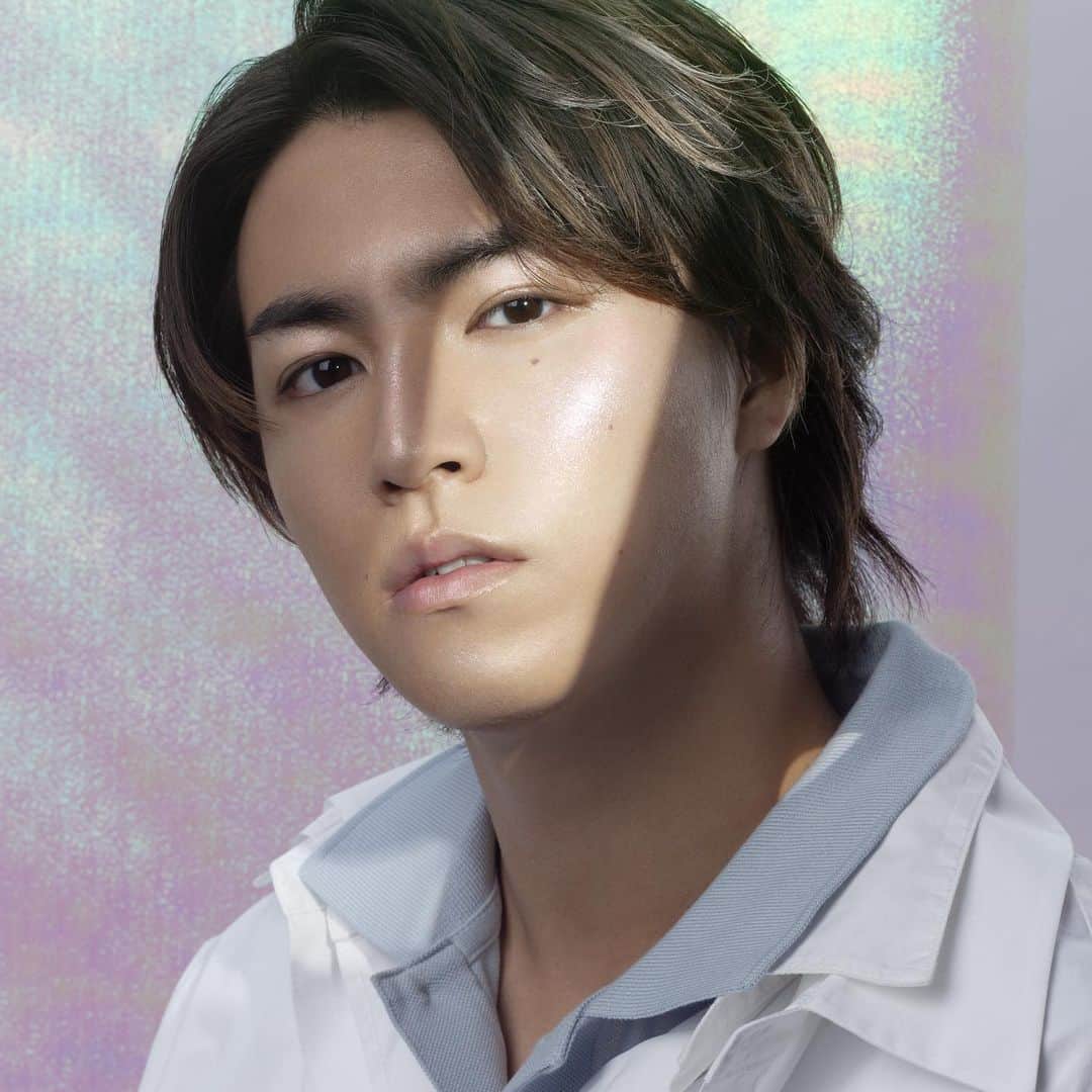 M∙A∙C Cosmetics Japanのインスタグラム：「ㅤ 【明日スタート！】 M·A·C公式オンラインショップ, 全国のM·A·C店舗にて 超特急限定ビジュアルが展開＆キャンペーン開始✨ #MACXBULLETTRAIN ㅤ 全５色の大人気下地ストロボクリームで“ストロボライト”を浴びたような輝きを さらにパール入りミスト化粧水でツヤ感にさらなる奥行きをプラス ㅤ TAKASHI使用製品 💡ストロボクリーム ピーチライト 肌なじみが良くナチュラルでヘルシーな印象に 💡M∙A∙C プレップ プライム フィックス+ ゴールドライト ヘルシーでスタイリッシュな印象に ㅤ 11/29（金）～インスタグラム＆ツイッタープレゼントキャンペーン 詳しくは @MACCosmeticsJapan プロフィールページまで ㅤ 11/29（金）～なくなり次第終了 《 #MACXBULLETTRAIN オリジナルポーチ＆カードをプレゼント！》 対象製品（ストロボクリーム*全5色）を1点以上お買いあげの方にオリジナルカードを、対象製品1点以上を含む6,600円（税込）以上お買いあげの方にオリジナルポーチとオリジナルカードをプレゼントいたします。*MINI MAC除外 ㅤ *M·A·C公式オンラインショップ・全国のM·A·C店舗にて先着順で限定数を配布予定、限定数がなくなり次第終了 *ポーチ、カードのどちらかがなくなった場合、税込6,600円以上購入してもどちらかのみのお渡しとなります *ポーチ、カードのプレゼントはオンラインショップ、店頭共にお1人様１会計につき１回まで *カードの種類はお選びいただけません *M·A·C公式オンラインショップは、11月29日（金）AM10:00開始予定となります ㅤ ㅤ M･A･Cがメイクを手掛けた超特急の全ルックと表紙が掲載されるNYLON JAPAN1月号もお見逃しなく！ ㅤ ㅤ @bullettrain8 @nylonjapan @rumikoikedaharrismakeup  #MACCosmeticsJapan #MACコスメ #MACCosmetics #MAC #MACStrobecream #MACFixplus #ストロボクリーム #ストロボ #ツヤ肌 #下地 #フィックスプラス #超特急 #NYLONJAPAN #NYLONJP」