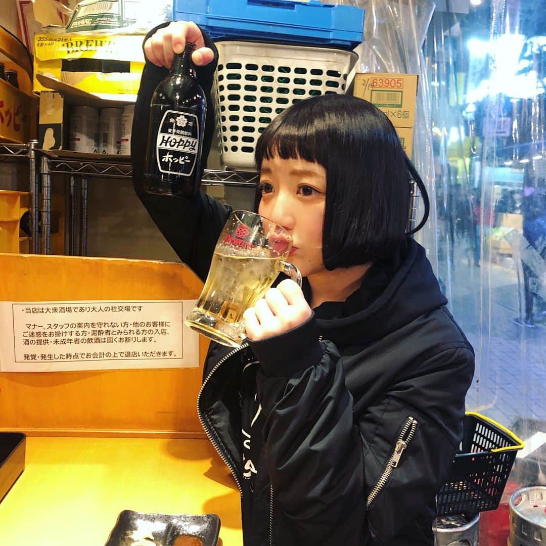 小鳥遊しほのインスタグラム：「本日のメニュー「プライベート感満載写真のホッピー和え〜カオスな背景を添えて〜」 . 上野の立ち飲み屋さんは安くて旨くて最高です。仕事でそっち方面行く時はつい寄っちゃうしつい酔っちゃう👶 . #上野 #飲み歩き #ホッピー #立ち飲み」