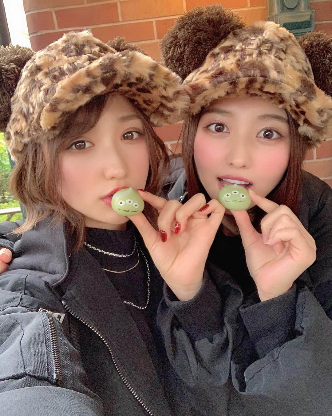 伊藤愛真さんのインスタグラム写真 - (伊藤愛真Instagram)「雨ディズニーかましてきた！！！！ 乗り物乗らないでひたすら室内巡りしてた、ホットワイン最高すぎた🤞 ディズニーは乗り物乗る派？カフェ巡る派？」11月28日 20時58分 - __emagram