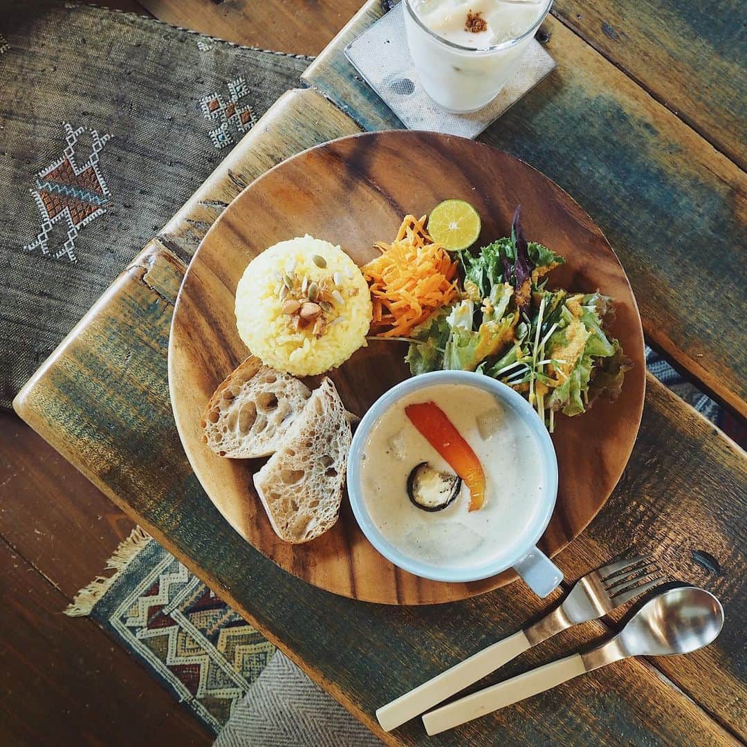 のインスタグラム：「CALiN//沖縄 ㅤ ☑︎島野菜のグリーンカレー ☑︎さんぴんチャイ 沖縄ならではのメニューがいろいろ♡ ㅤ cafe☕️ #calin#カラン place📍#yagajishima#屋我地島 ㅤ 撮影する際は、他のお客様、カフェにご迷惑がかからないようご配慮をお願いします。 素敵なcafe timeを♡」