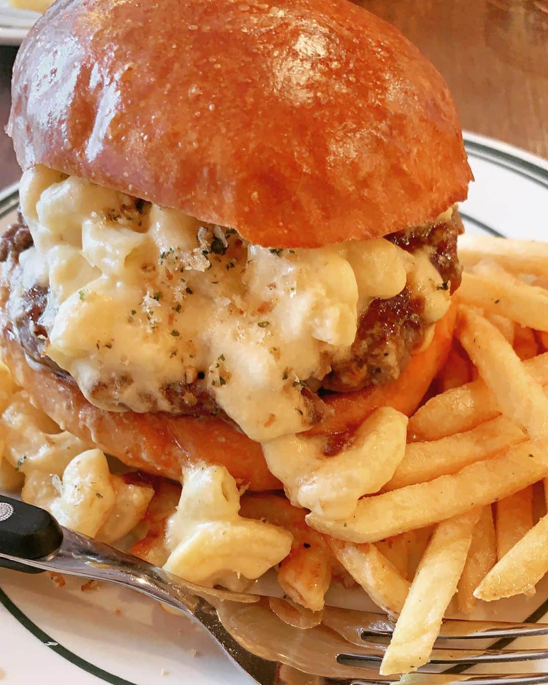 のインスタグラム：「#ハンバーガー 大好きな私は マカロニ×チーズのこの美味しそ～ なバーガーを求めてやってきました🍔  色んなバーガー食べたいなぁ😍  #ザマンチーズバーガーワークス  #カフェ巡り好きな人と繋がりたい  #大阪らんち」