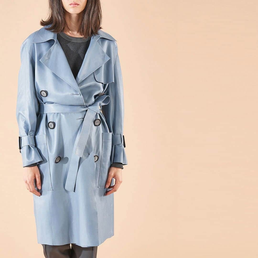 のインスタグラム：「Details of the classic trench coat which is available in 6 different colourways. Shop this look at www.karldonoghue.com ⁠ ⁠ ⁠ #shearling #luxury #luxuryfashion #leather #leatherjacket ⁠ ⁠」