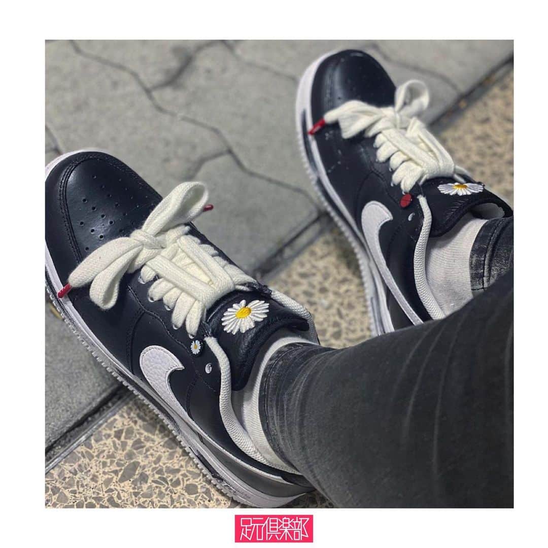 のインスタグラム：「K-POPグルーブBIGBANGのメンバーG-DRAGONが手がけるブランド「PEACEMINUSONE」と「NIKE」によるコラボレーションモデル。[AIR FORCE 1 LOW]をベースにシュータンにはフラワーロゴを配置。ソールはペイント風に加工を施し細部に至るまでデザインに凝られた逸足。 . (@yuuki_kaede )さんの足元倶楽部 . ブランド : PEACEMINUSONE × NIKE モデル : AIR FORCE 1 LOW . ▼今すぐフォローして最新情報をチェックしよう！ 【NIKE 公式アカウント】 ⇒#@nike . 【PEACEMINUSONE 公式アカウント】 ⇒#@peaceminusonedotcom . #peaceminusone #nike #airforce1  #gdragon #エアフォース1 #足元倶楽部 #足元クラブ #足元くら部#足元#あしもと倶楽部 #スニーカー #スニーカーコーデ #スニーカー同好会 #キックス #靴 #コーディネート#スナップ#ファッションスナップ #ストリートスナップ #お気に入りの一足 #今日の逸足#逸足 #운동화 #kicks#newkicks」