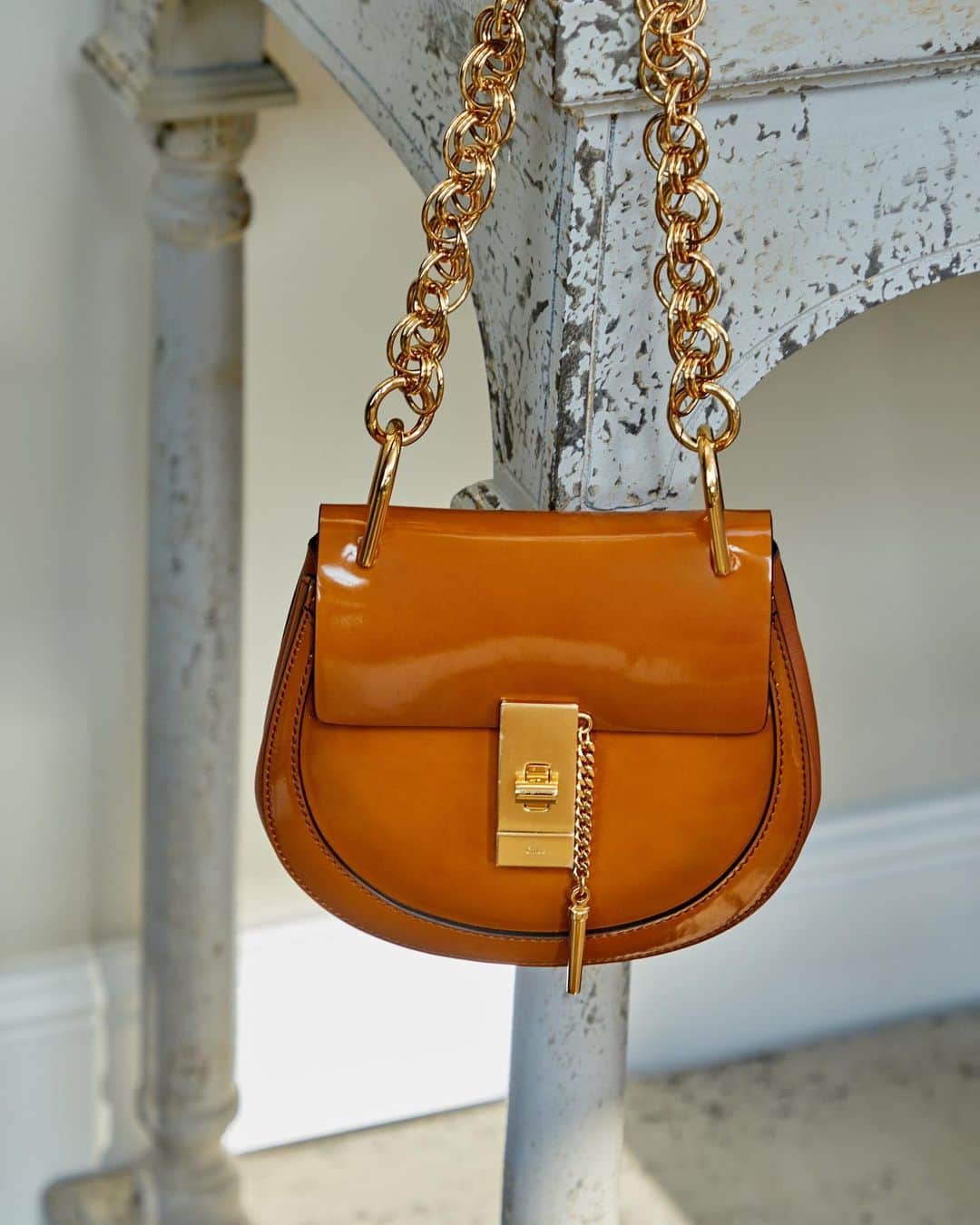 のインスタグラム：「You'll want to keep @chloe's Drew Bijou mini glossed-leather shoulder bag for yourself... #THEOUTNET  Shop all your favorite #Chloe looks, just visit #linkinbio 👆」