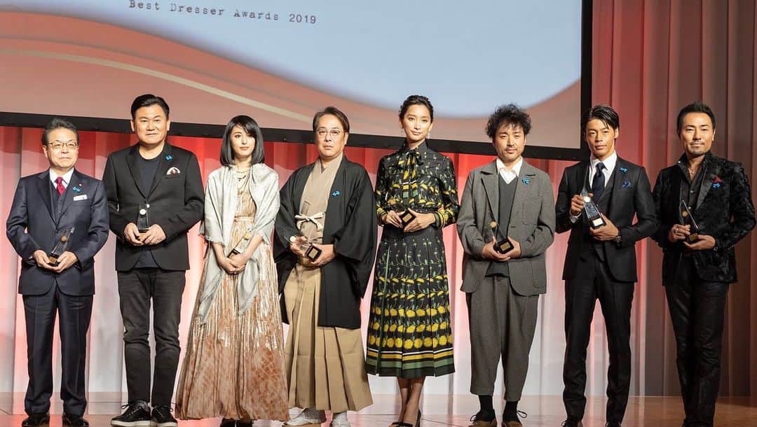 のインスタグラム：「第48回ベストドレッサー賞を頂きました。 各分野の著名な方々と一緒に、アスリートとして受賞できたこと本当に光栄です。 これからもあるべき自分の姿を求めて精進していきたいと思います。」