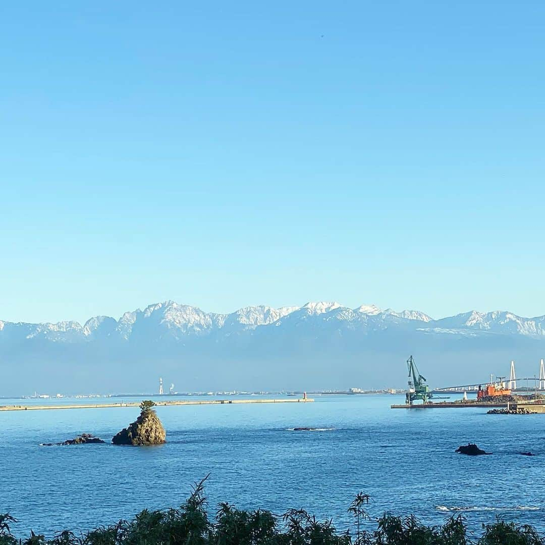 得あゆさんのインスタグラム写真 - (得あゆInstagram)「富山の立山🏔 雲のない空の日に綺麗に見えるの✨ ・ 雨晴海岸にある道の駅が お洒落すぎた🥺❤️ ・ ・ ・ ・ ・ ・ ・ #雨晴海岸#道の駅#立山#海#山#赤#ドレスコード#お祝い#富山県#富山#観光#旅行#富山旅行#家族旅行#女子旅#インスタ映え#ワンピース#スーツ#派手#お洒落#写真#クリスマス#ジャケットコーデ #red#suits#onepiece#dresscode#toyama#japanesegirl#travel」11月28日 21時06分 - tokuayu819