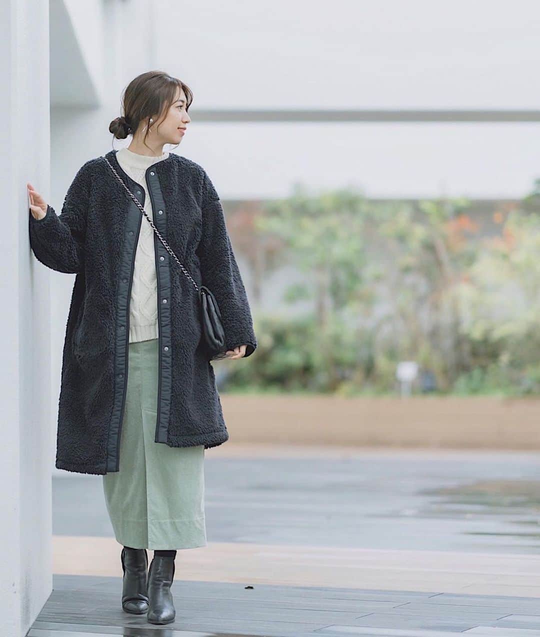 mikicoco00のインスタグラム：「* * 今日も寒かったですね❄︎ ユニクロフリース🧶 あったかーい♡ まるで毛布...🙊 * * * coat#uniqlo #ボアフリースノーカラーコート  skirt#macphee * * #ユニクロ #uniqloginza2019fw#ユニクロコーデ  #uniqloフリース#black #冬 #WINTER#outfite」