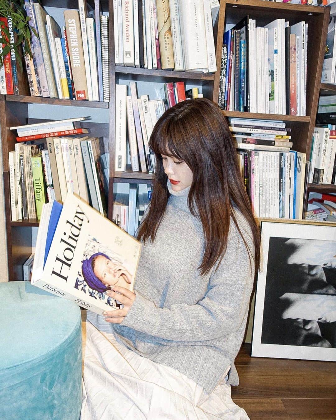 junko onagi ／小梛準子さんのインスタグラム写真 - (junko onagi ／小梛準子Instagram)「ㅤㅤㅤㅤㅤㅤㅤㅤㅤ 📚❤︎ ㅤㅤㅤㅤㅤㅤㅤㅤㅤ  本棚片付けなよ〜と言いながら 帰りに映えさせてもらう。笑  @titivatejp のタートルニット毛がmixで肉厚！ とても高級感がありとても暖かい。 この日寒いからと思ってたらこのニットで 汗だくでした笑笑  #titivate #ティティベイト #titivatestyle #タートルふわっとタッチニット #タートルニット #グレーニット #本棚 #Bookshelf #Reading #library」11月28日 21時10分 - jnco0417
