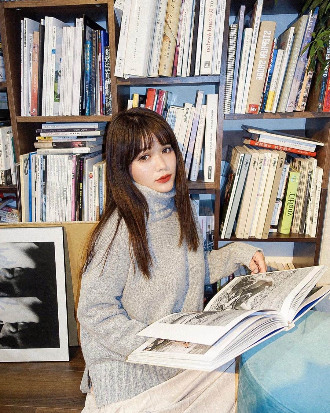 のインスタグラム：「ㅤㅤㅤㅤㅤㅤㅤㅤㅤ 📚❤︎ ㅤㅤㅤㅤㅤㅤㅤㅤㅤ  本棚片付けなよ〜と言いながら 帰りに映えさせてもらう。笑  @titivatejp のタートルニット毛がmixで肉厚！ とても高級感がありとても暖かい。 この日寒いからと思ってたらこのニットで 汗だくでした笑笑  #titivate #ティティベイト #titivatestyle #タートルふわっとタッチニット #タートルニット #グレーニット #本棚 #Bookshelf #Reading #library」