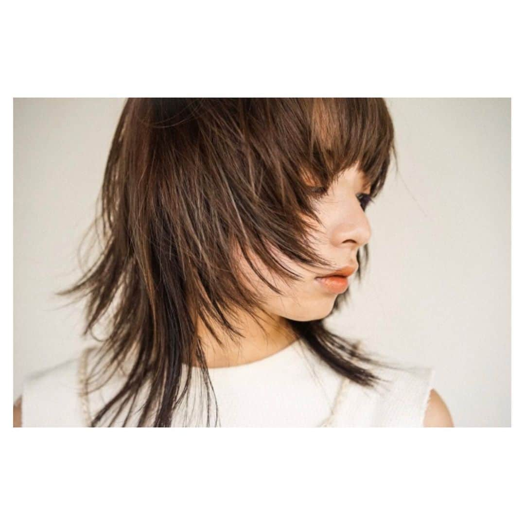 HAIR CATALOG . JPさんのインスタグラム写真 - (HAIR CATALOG . JPInstagram)「顔周りを包み込み、「優しさ」と「甘さ」をイメージしたミディアムウルフヘア。 このスタイルのポイントは、柔らかくカットされた髪の重なり合いと、丁寧に入れたハイライト。 この組み合わせで、透明感のある仕上がりに。 ラフに仕上げてみてください！  #HCJP#HC#haircatalog#hair#hairstyle#hairsalon#salon#model#salonmodel#japan#fashion#makeup#haircolor#wolfcut#cute#pretty#girl#ヘアカタ#ヘア#ヘアスタイル#ウルフカット#お洒落#サロン#サロンモデル  @hair_catalog_jp  HURRAH @hurrah_and_things Kentaro Yamagami @yamaken_0718」11月28日 21時15分 - hair_catalog_jp