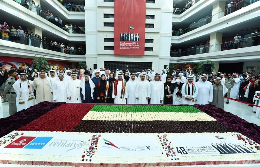エミレーツ航空さんのインスタグラム写真 - (エミレーツ航空Instagram)「Today, we proudly celebrated the UAE’s 48th National Day at the Emirates Group headquarters. @hhahmedbinsaeed, Chairman and Chief Executive of Emirates Airline & Group commemorated the special occasion with a cake-cutting ceremony.  #UAENationalDay #EmiratesAirline」11月28日 21時15分 - emirates