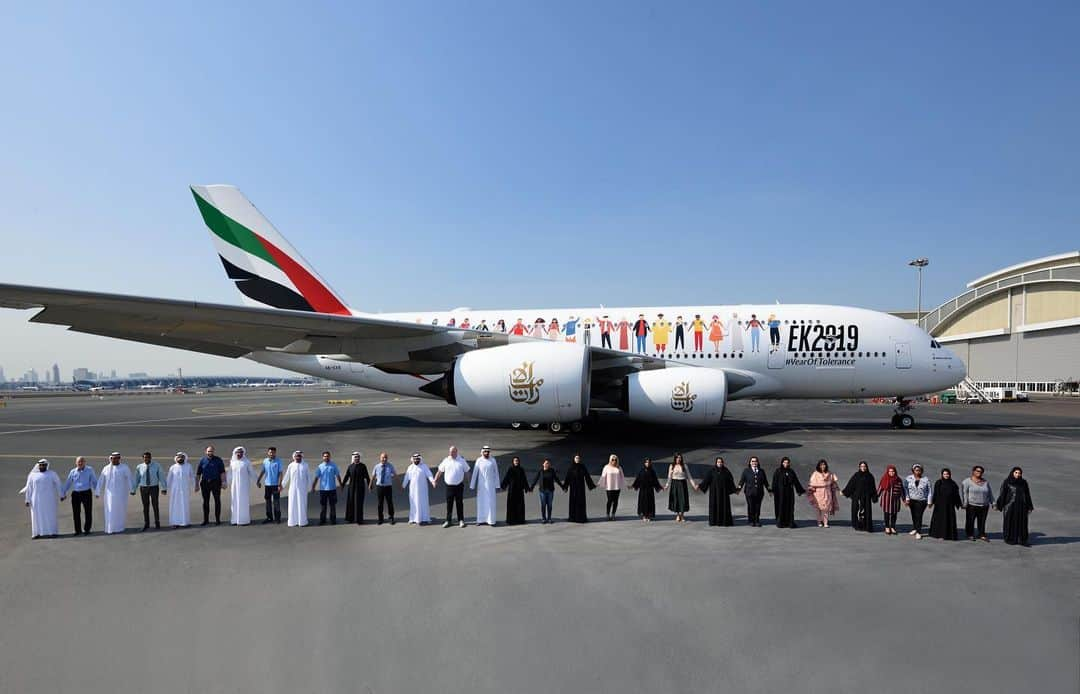 エミレーツ航空さんのインスタグラム写真 - (エミレーツ航空Instagram)「Today, we proudly celebrated the UAE’s 48th National Day at the Emirates Group headquarters. @hhahmedbinsaeed, Chairman and Chief Executive of Emirates Airline & Group commemorated the special occasion with a cake-cutting ceremony.  #UAENationalDay #EmiratesAirline」11月28日 21時15分 - emirates