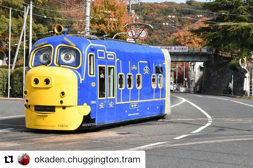 岡山放送さんのインスタグラム写真 - (岡山放送Instagram)「#Repost @okaden.chuggington.tram (@get_repost) ・・・ みんなこんにちは🍄 岡山の街も紅葉だぁ🍁✨ ブルースター?何見てるの?おっ⁈雪だぁぁ❄️ 車内には、新しいチャガーも加わり楽しいクリスマスパーティーが出来そうね🎉🥳🎁 先日、おかでんチャギントンに乗車してくれたお友だちとパシャリ✨ みなさん待ってるよー🤗 ちあきおねえさんでした🍎 #おかでんチャギントン #チャギントン電車 #チャギントン #岡山 #chuggington #紅葉 #ブルースター #ウィルソン #路面電車 #お出かけ #クリスマス #イベント #窓に #雪の結晶 #かわいい電車 #お子様と一緒に #お子様と一緒にどうぞ  GO！GO！チャギントンは毎週日曜あさ6時15分～好評放送中！  #8ch#OHK#岡山放送」11月28日 21時17分 - ohk_official