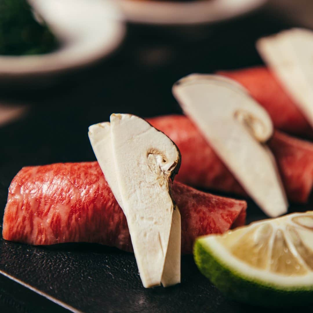 東京カレンダーさんのインスタグラム写真 - (東京カレンダーInstagram)「【新メニュー紹介】～焼肉うしごろ～ 「富山産白海老のうしごろユッケ」（※写真1枚目） 旬の富山産白海老と、生食認可店だからこそ提供できるユッケをあわせた贅沢な逸品。白海老の甘味と生肉の旨味が、コースのスタートに華を添えてくれるはず。 . 「松茸とザブトンの炙り握り」（※写真2枚目） 軽く炙った極上部位のザブトンに添えられるのは、旬の松茸スライス。最高の肉と秋の味覚が競演する、贅沢を極めた新作握りは必食！ . . 【店舗概要 】 ■焼肉 うしごろ 西麻布本店 （Yakiniku Ushigoro） 住所： 港区西麻布 2-24-14 Barbizon73 1F TEL：03-3406-4129 . ■焼肉うしごろ 銀座店 住所：中央区銀座 1-6-6 TEL：03-3538-1129 . . #うしごろ #ushigoro #東京カレンダー #東カレ #東カレグルメ #東京グルメ #都内グルメ #tokyocalendar  #肉 #肉好き #肉食女子 #恵比寿グルメ #焼肉 #ビストロ #foodie #yakiniku #tokyofood #japanesebbq #wagyu」11月28日 21時19分 - tokyocalendar