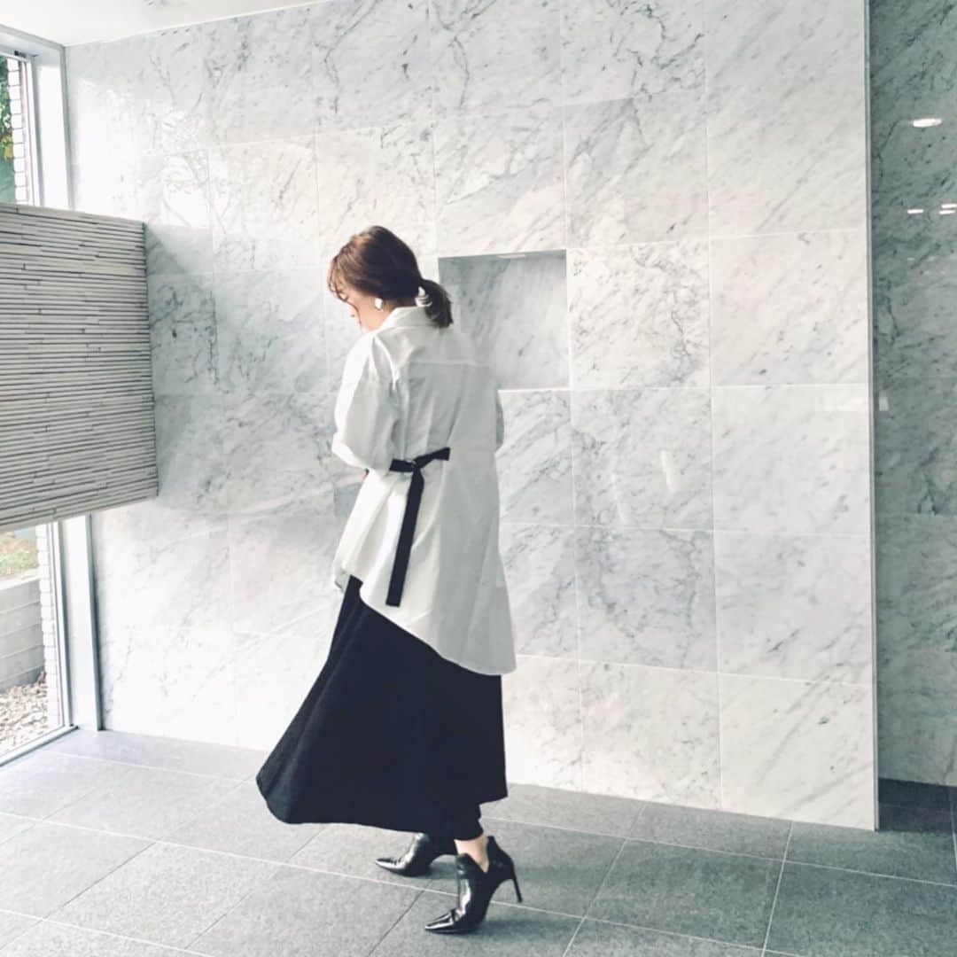 山下奈々美さんのインスタグラム写真 - (山下奈々美Instagram)「久々の #ootd ・ このコーデは変形シャツがとってもカタチがキレイでお気に入り👔！ パンツでも合わせても可愛いの🥺💕 ・ わ〜！気づけばあっという間に月末だね！ 11月は友達の結婚式やら マラソンの練習やら、、バタバタした1か月だったなぁ🥺 (実は初のハーフマラソン＆フルマラソンに挑戦するの。笑) ・ #冬コーデ#冬#AW#leoryxeblóa #leory #ebloa #変形トップス #変形シャツ#シャツコーデ#shirt#スカートコーデ #zara#alexanderwang #skirt#mode#wintercode#ootd#アシンメトリー」11月28日 21時24分 - nanami_yamanana