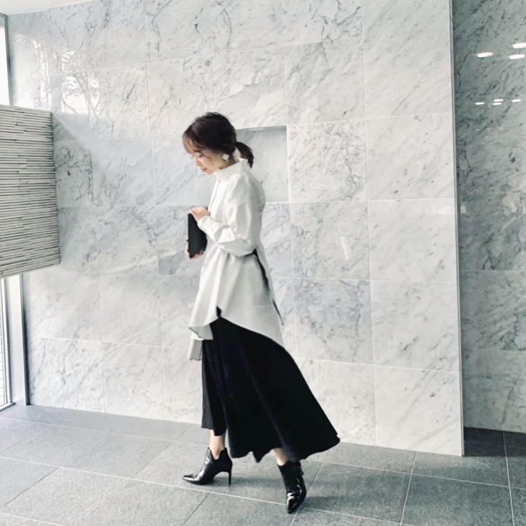 山下奈々美さんのインスタグラム写真 - (山下奈々美Instagram)「久々の #ootd ・ このコーデは変形シャツがとってもカタチがキレイでお気に入り👔！ パンツでも合わせても可愛いの🥺💕 ・ わ〜！気づけばあっという間に月末だね！ 11月は友達の結婚式やら マラソンの練習やら、、バタバタした1か月だったなぁ🥺 (実は初のハーフマラソン＆フルマラソンに挑戦するの。笑) ・ #冬コーデ#冬#AW#leoryxeblóa #leory #ebloa #変形トップス #変形シャツ#シャツコーデ#shirt#スカートコーデ #zara#alexanderwang #skirt#mode#wintercode#ootd#アシンメトリー」11月28日 21時24分 - nanami_yamanana