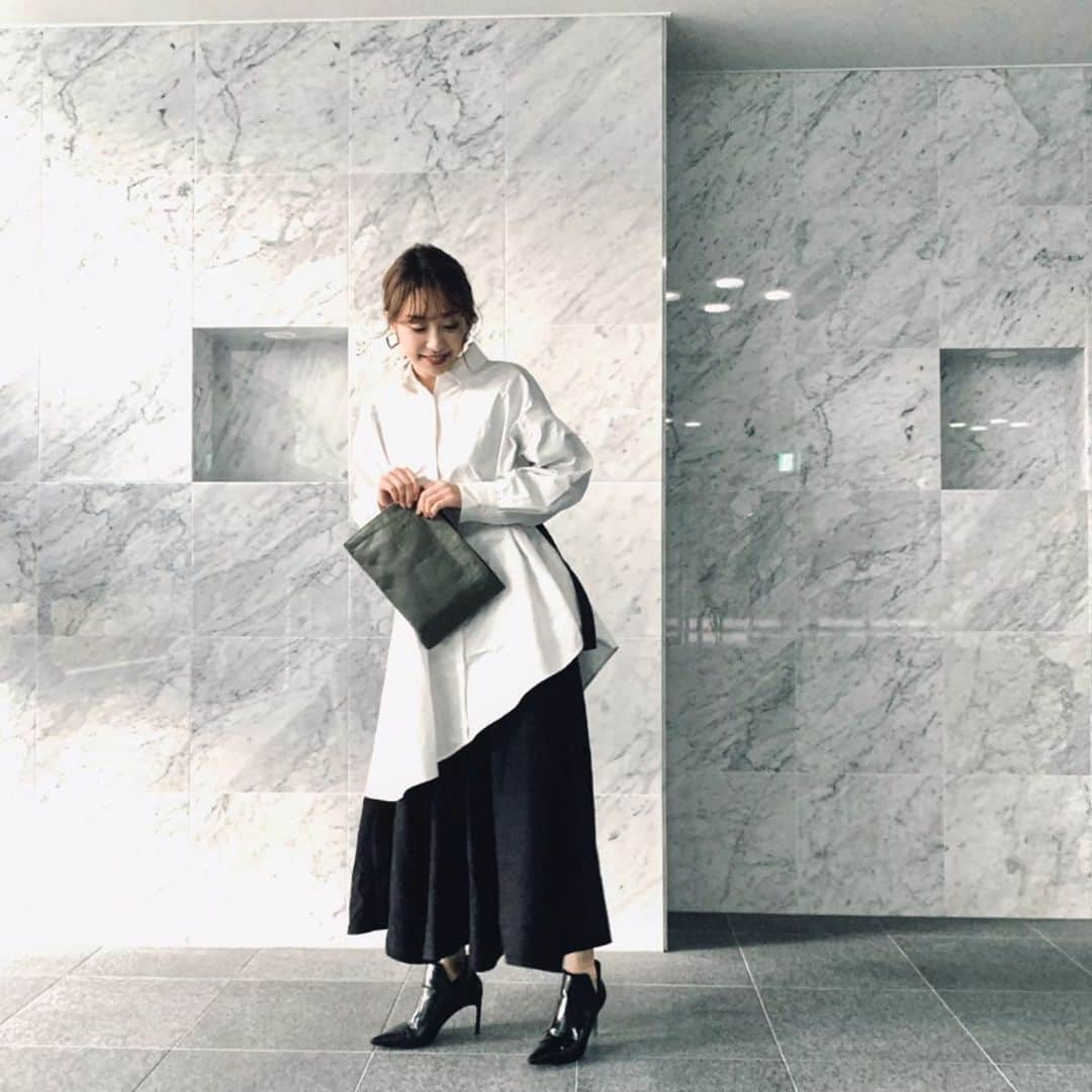 山下奈々美さんのインスタグラム写真 - (山下奈々美Instagram)「久々の #ootd ・ このコーデは変形シャツがとってもカタチがキレイでお気に入り👔！ パンツでも合わせても可愛いの🥺💕 ・ わ〜！気づけばあっという間に月末だね！ 11月は友達の結婚式やら マラソンの練習やら、、バタバタした1か月だったなぁ🥺 (実は初のハーフマラソン＆フルマラソンに挑戦するの。笑) ・ #冬コーデ#冬#AW#leoryxeblóa #leory #ebloa #変形トップス #変形シャツ#シャツコーデ#shirt#スカートコーデ #zara#alexanderwang #skirt#mode#wintercode#ootd#アシンメトリー」11月28日 21時24分 - nanami_yamanana