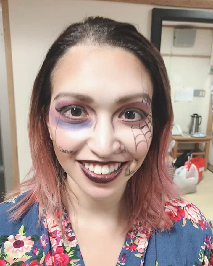 のインスタグラム：「#ダンスオブヴァンパイア 🧛‍♀️ 無事東京千秋楽を迎えることができました！  初めて帝国劇場という憧れの舞台に立たせていただき、たくさんのお客様に包まれた日々に感謝。  御園座も私は初めまして！名古屋でお待ちしてます！  #TanzDerVampire #TDV #帝国劇城 #マイクとテープのあとが気になります #spidermakeup #spider #vampire #makeup #vampiremakeup #tokyo #musical #theatre #japan」