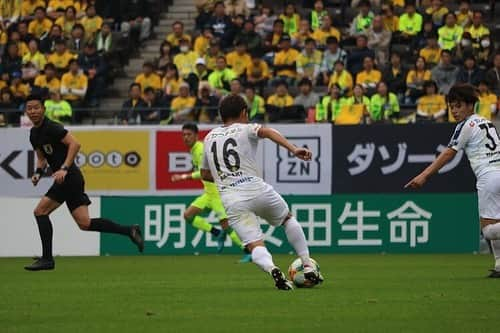 榊翔太のインスタグラム：「2019シーズン終了 たくさんの応援をありがとうございました⚽️✨ . 最初の方はなかなか試合に出る事ができず悔しい思いをしましたが 家族の為に、チームの為に、応援してくれる人の為に、ブレずに最後までやり続けた事がこの残留という結果に繋がったと思います。  チームが一丸となって戦うことができればこんなにも凄い力を発揮することができると分かりました🔥  改めてサッカーの楽しさを感じました❗️😊 . #栃木sc  #j2  #残留  #榊翔太」