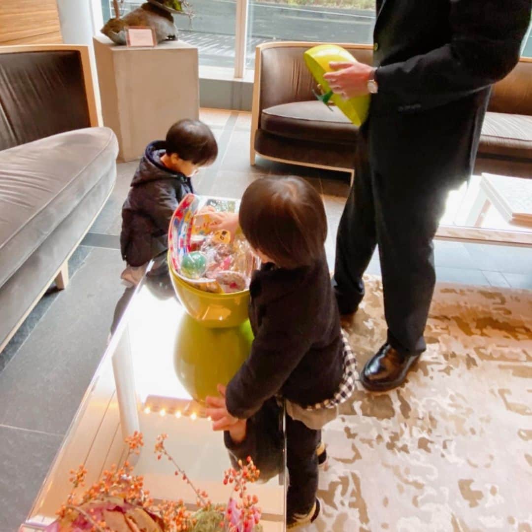 安田美沙子さんのインスタグラム写真 - (安田美沙子Instagram)「母息子旅🦒キリンのソフィーがアメニティでもらえるフォーシーズンズ丸の内へ宿泊してきました。 @marinco1012 と❤️ 久々のお泊り。家のことなーんにもしなくていいから(そんなしてないけど)心底リフレッシュ出来ました🌈  電車が目の前のお部屋だったり、子供用品が完備されていたり、ソフィーのオーガニックコスメがあったり、塗り絵やお菓子が置いてあったり。。。幸せな一泊になりました😊  母息子旅、あちこち回りたいな🚅✨ #instagood #hotel #travel  #train #trainview #tokyo #boys #friends #いたれりつくせり #キリンのソフィーコスメティックス #キリンのソフィー #sophielagirafesosmetics #tokyo @fstokyo」11月28日 21時28分 - yasuda_misako