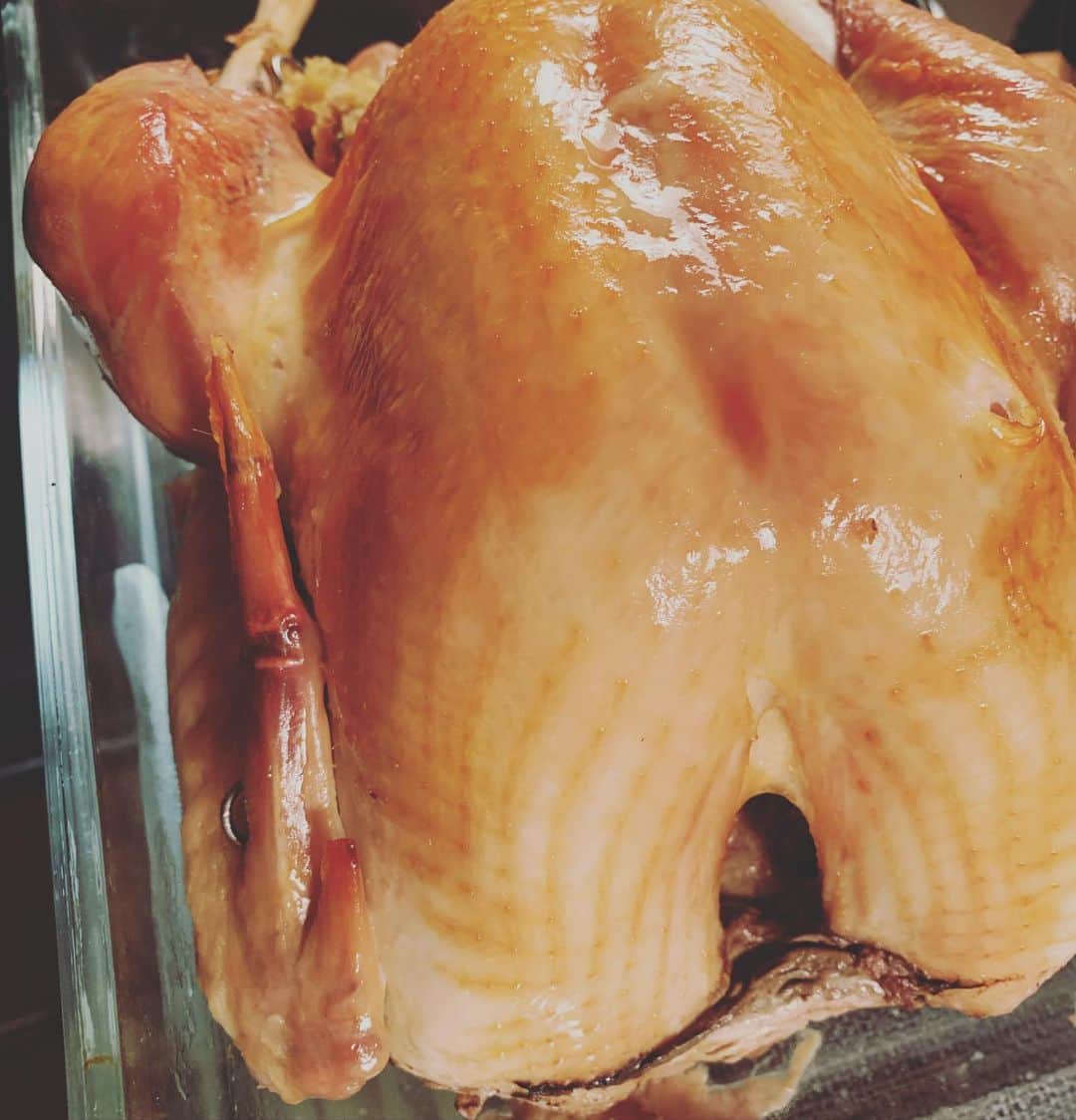 のインスタグラム：「アメリカ人でもないのに。😁 ウルヴェ家で今までやったことないのに。🤣 なぜか突然今日はダンナがturkey買ってきてくれてstuffing 作ってくれた。 なぜか。。。Happy thanksgiving 😅😅😅 We never celebrate thanksgiving but we did it tonight... reminds me of the old days in the US at Pat’s home in Walnut Creek...☺️」