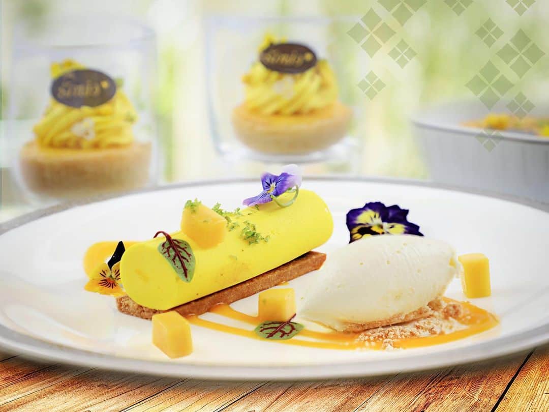 のインスタグラム：「As a celebration of Thai Father's Day, THAI is pleased to serve passengers travelling on 5 December 2019 the following special desserts:  International Flights: All flights departing from Bangkok (except flights to the Middle East, India, and Kuala Lumpur) 🌟Royal First Class: Pineapple Fresh Ginger Coconut Mousse with Coconut Ice Cream 🌟Royal Silk & Economy Classes: Pumpkin Cheese Tart  Domestic Flights: All flights departing from and arriving at Bangkok (except TG226 Phuket-Bangkok) 🌟Royal Silk Class, outbound flights: Pumpkin in Coconut Cream 🌟Royal Silk Class, inbound flights: Khanom Thong Boran 🌟Economy Class: Khanom Tua Thong  For further information, reservations, and ticketing, visit thaiairways.com or call the THAI Contact Center at Tel. 02-356-1111 (24 hours a day). #ThaiAirways #SpecialDesserts #FathersDay」