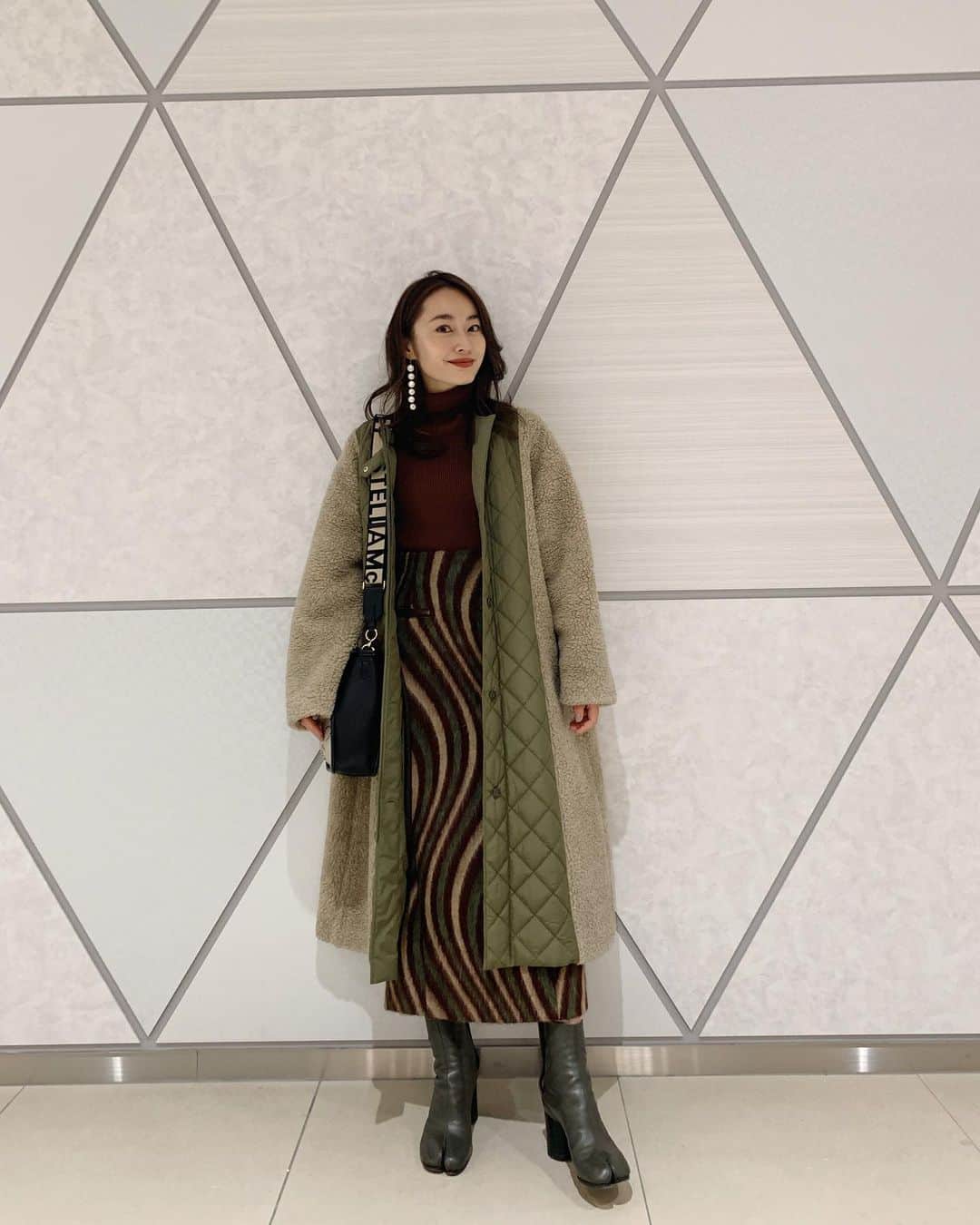 小祝麻里亜のインスタグラム：「ある日の。 ． 最近は雨ばかりだからか？日が短くなったからか？朝カーテンを開けても暗くて寂しい気分に🙄🙄 ． 日照時間と健康は比例してる気がします☺️☀️明日は晴れ予報だけど、晴れるかな？週末、月末、頑張りましょーっ！ ． ． ＿＿＿＿＿＿＿＿ #outfit #coordinate #look #instafashion #tabiboots #셀스타그램 #얼스타그램 #코디 #스타일링 #데일리 #데일리룩 #오오티디  #コーデ」