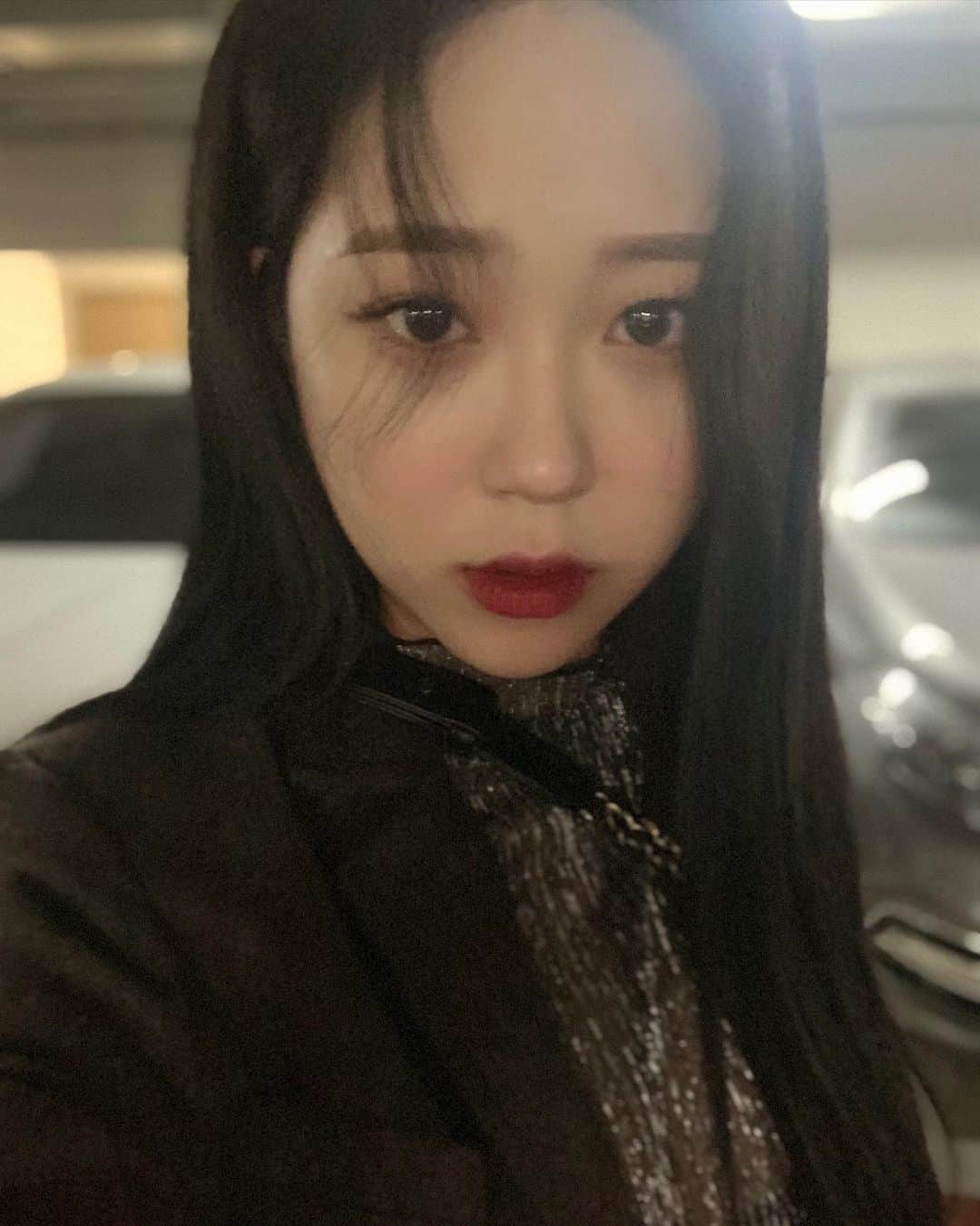 チャ・ユンジのインスタグラム：「겨울엔역시레드립아니겠슴니까💋」