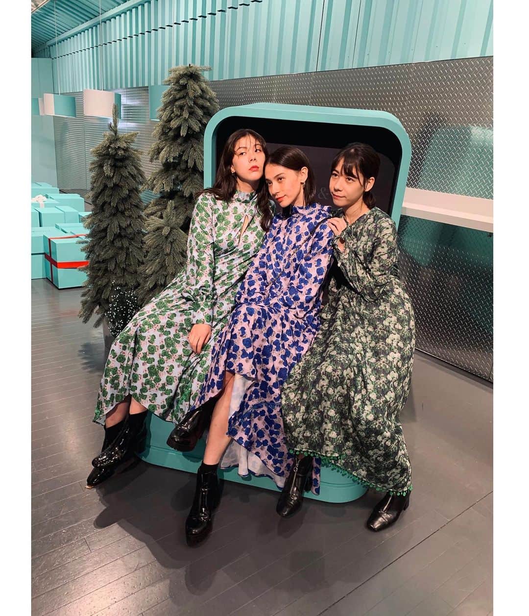 エモン・久瑠美のインスタグラム：「Sisters at Tiffany 👩‍👩‍👧 wearing @tiit_tokyo 👗 #TiffanyxCatStreet  #VeryVeryTiffany  @tiffanyandco」