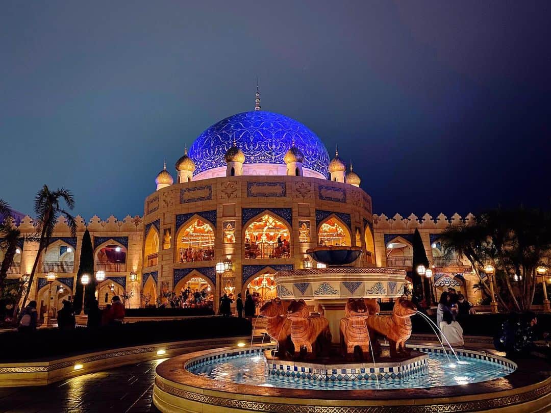 興梠友理のインスタグラム：「🌟Night time at Disney Sea🌟 ・ 季節関係なく大好きなディズニシーの夜の景色😍毎回心躍らされる♪ ・ とくにアラビアンコーストがいちばんのお気に入り✨ ・ #東京ディズニーシー #ディズニーシー #ディズニーリゾート #東京ディズニーリゾート #ディズニーデート #tokyodisneysea #disnesea #tokyodisneyresort」