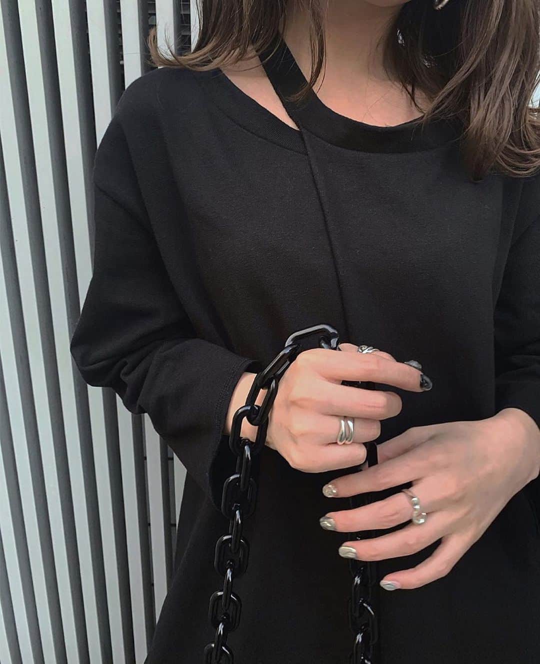 のインスタグラム：「ぜーんぶLEANNだよ❤︎ アウターの中も可愛くしたいよね👼🏻❤︎ 1枚で可愛いワンピだよ☺︎ 首元開いてるヒートテックなら着込めちゃうよ✌︎✌︎ . ☑︎ アシメデザインワンピース ¥11,000+tax @leannofficial  #outfit#allblack#LEANN#leannofficial#allleann #リーン#低身長コーデ#ブラックコーデ#アシンメトリーワンピース」