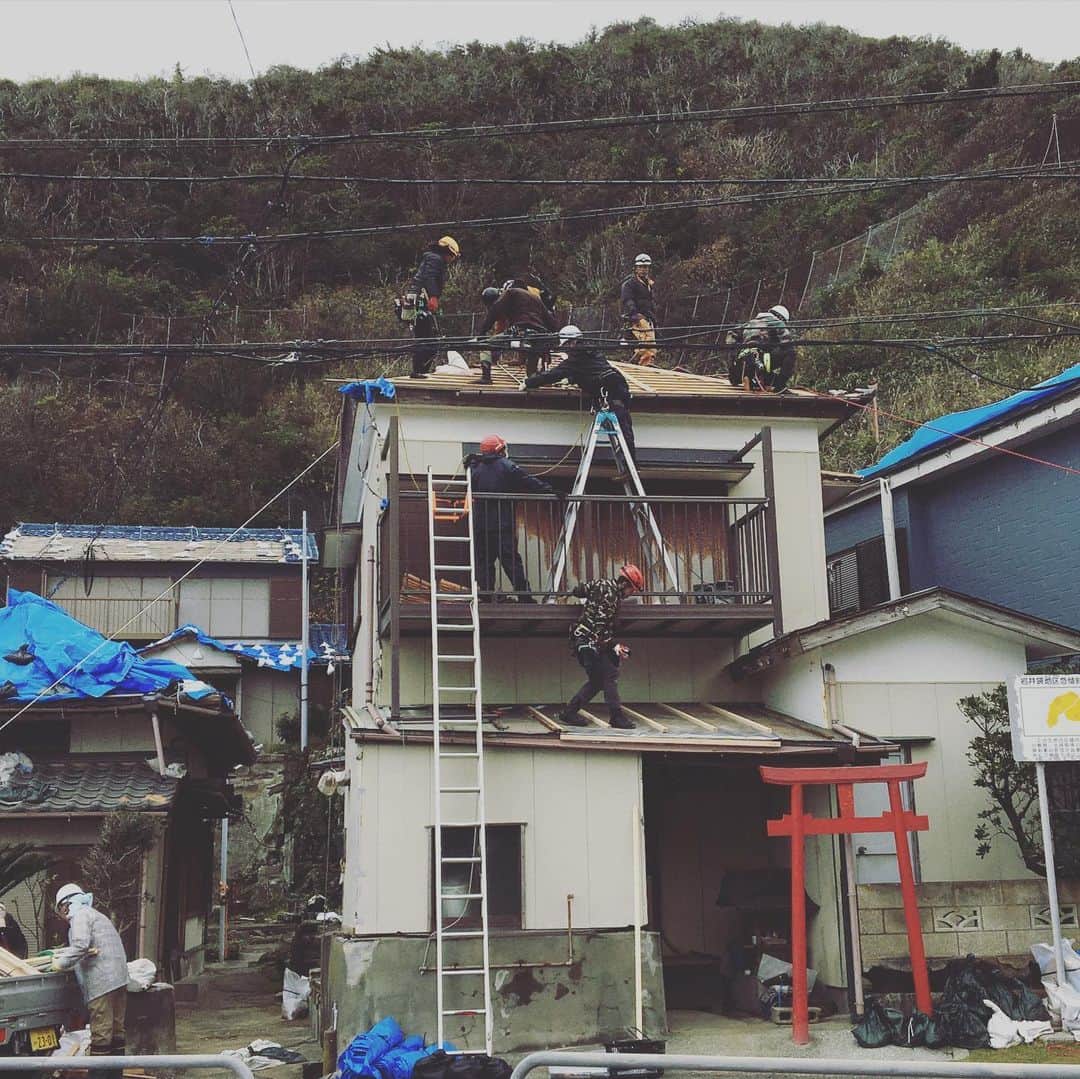 関沢圭司さんのインスタグラム写真 - (関沢圭司Instagram)「昨日まで3日間、千葉の鋸南町でボランティアに参加させて頂いた。主に屋根の補修。何ヶ月もやられている方もいる。ドラとミッキーのやつは、補修道具の一つ。」11月28日 21時33分 - keiji55555