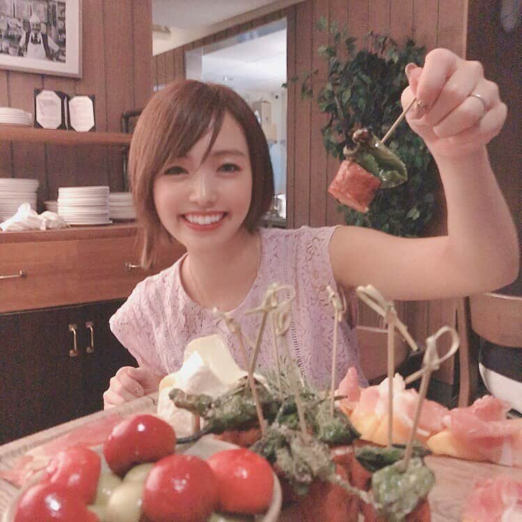 ゆうかさんのインスタグラム写真 - (ゆうかInstagram)「ハワイついた❤️﻿ 楽しすぎる😂💕💕﻿ ﻿ 友達が写真たくさん撮ってくれた😍﻿ ﻿ ここのディナー映えだわ〜😆❤️﻿ ﻿ #appetitocraftpizzaandwinebar #ハワイ #ディナー #ハワイ旅行 #ハワイ好き #ハワイ大好き #食べスタグラム #美味しいご飯 #美味しいもの好きな人と繋がりたい #ワイキキ #ワイキキディナー #ディナー #ハワイ仕入れツアー」11月28日 21時33分 - yuuka_japan